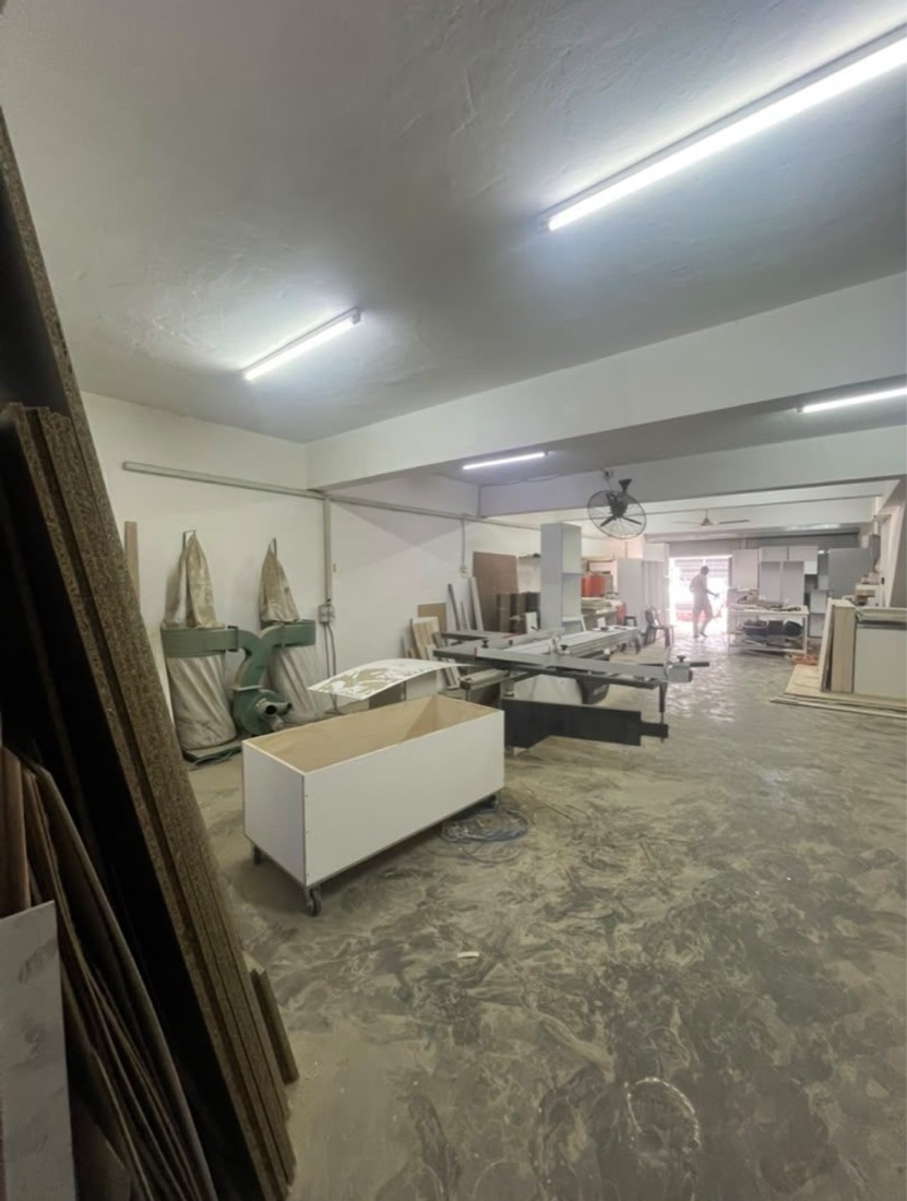 Lantai kilang Zureno dengan mesin potong panel dan kabinet dalam pembuatan