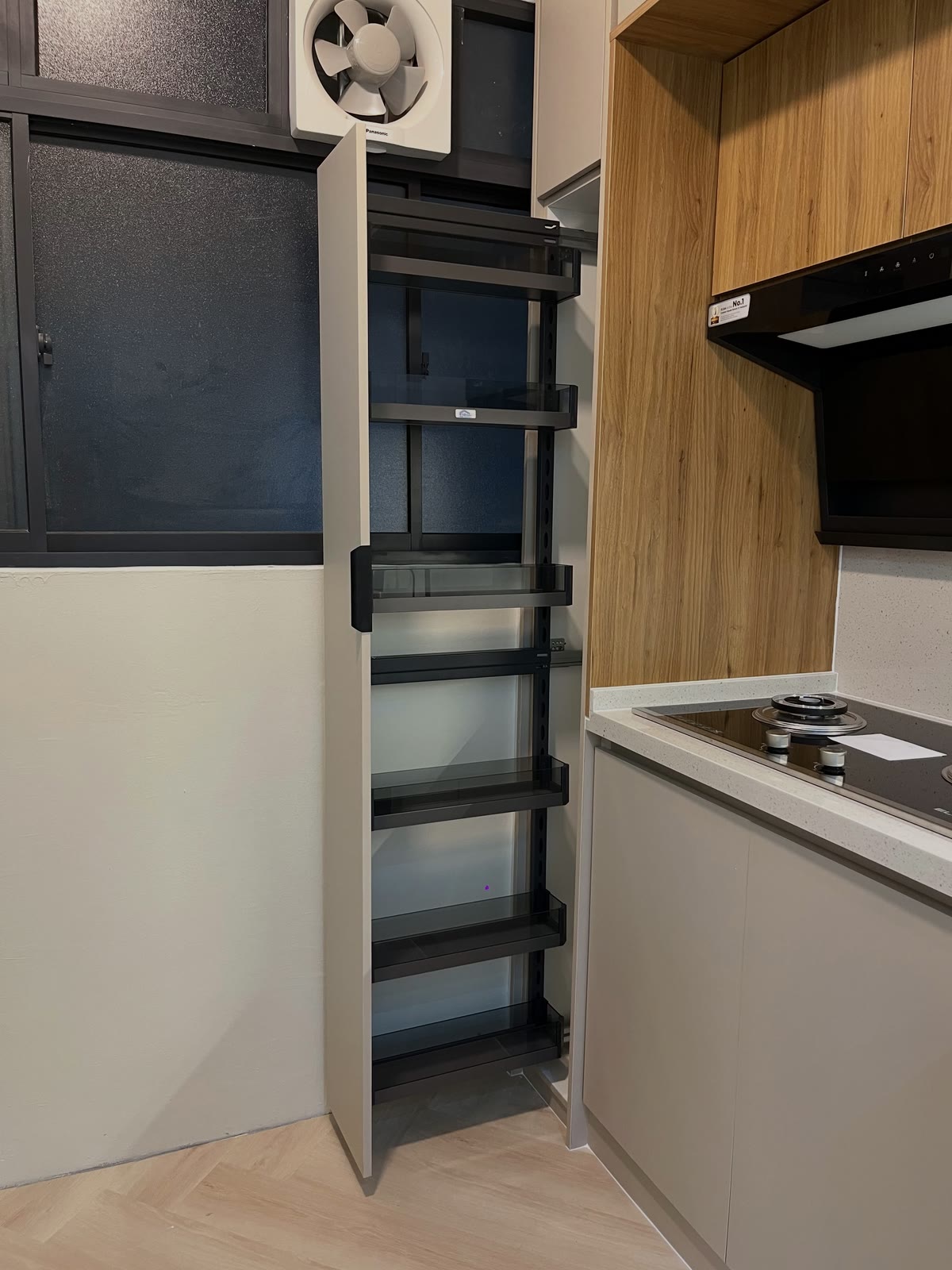 Pull-out pantry dan kabinet kayu